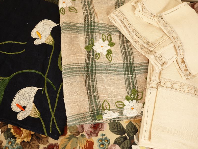 Set di tovaglie in misto lino avorio con ricami e accessori coordinati