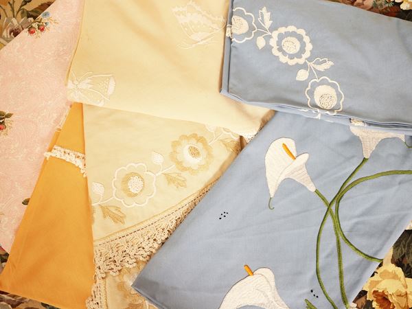 Assortimento di tovaglie rotonde in misto lino ricamate