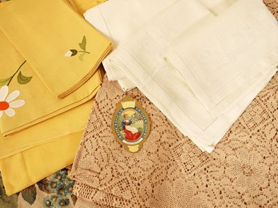 Assortimento di tovaglie in fiandra di lino, pizzo e lino giallo senape