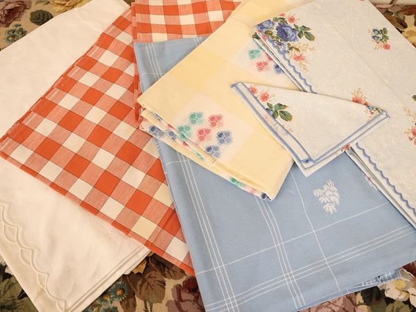 Assortimento di tovaglie da giardino  - Asta Stravaganze fiorentine: tra fiaba e collezionismo - Maison Bibelot - Casa d'Aste Firenze - Milano