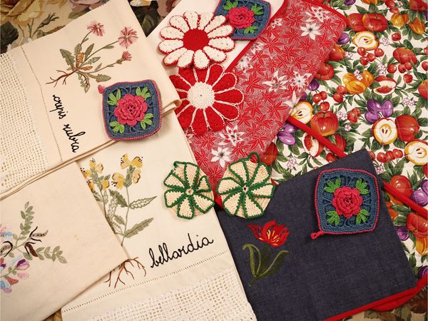 Miscellanea di tessuti e accessori da cucina