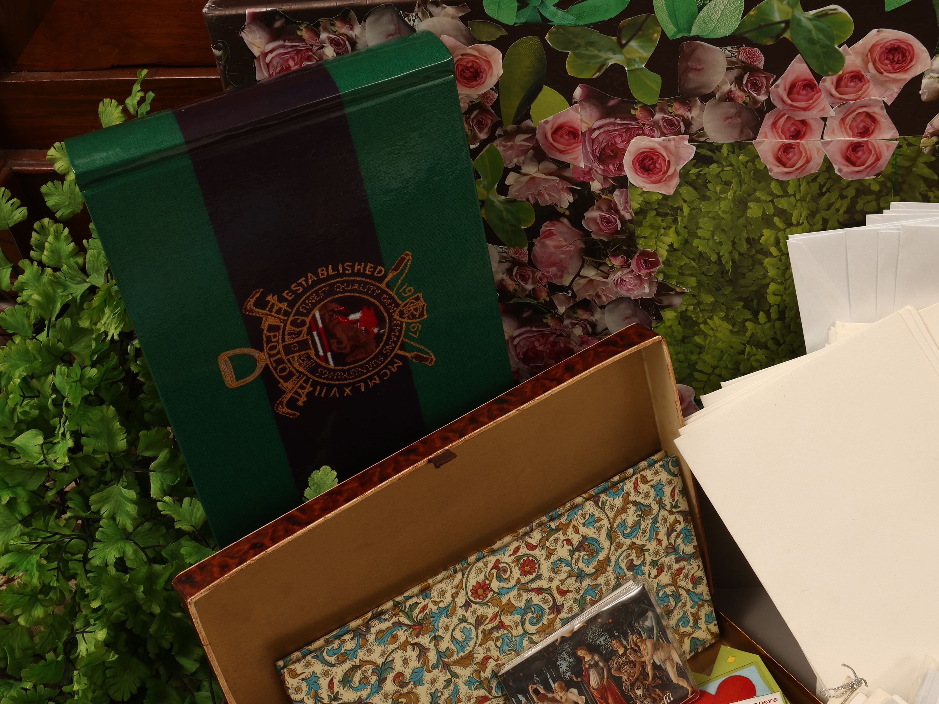 Miscellanea di accessori decorativi in carta