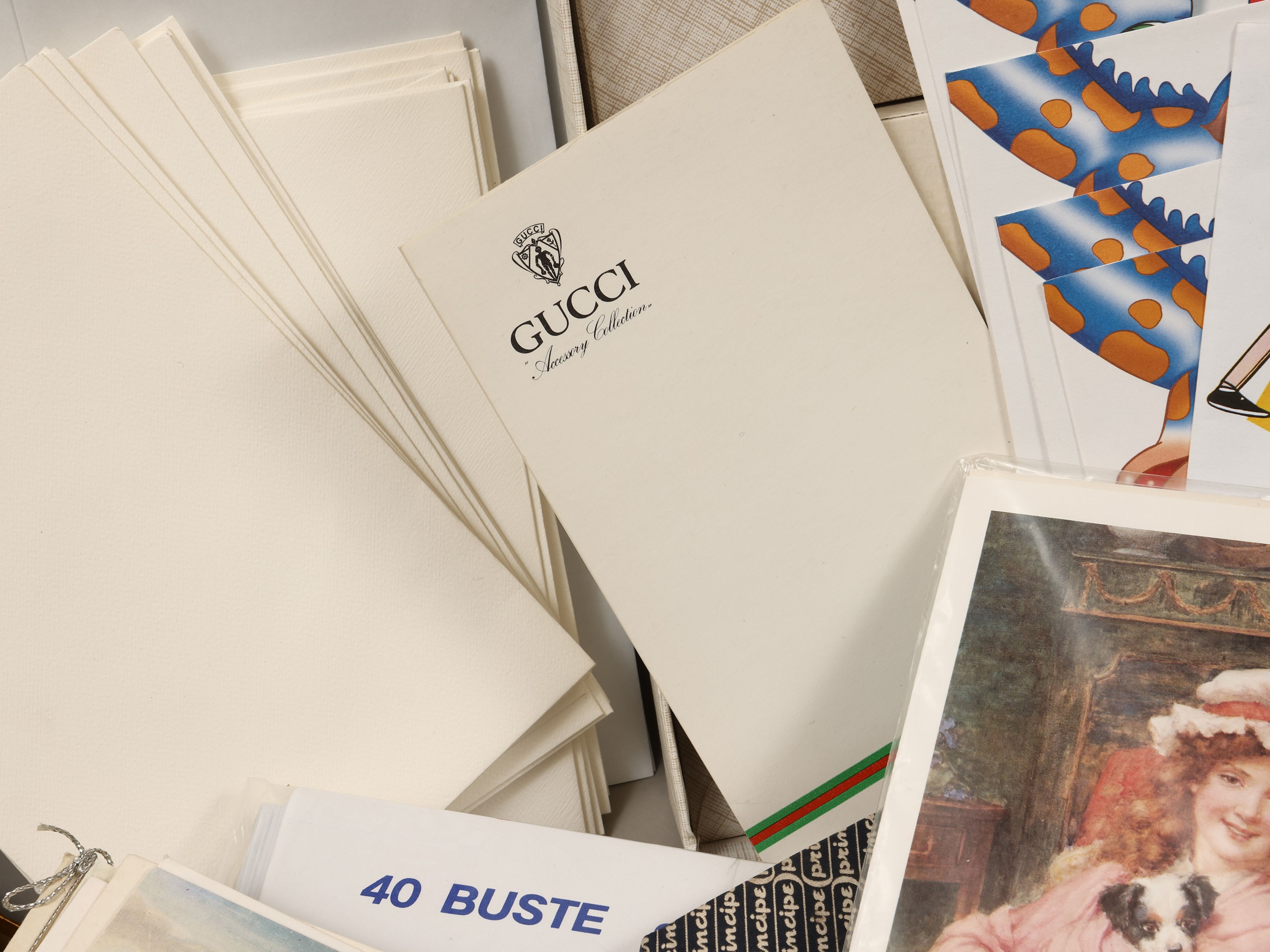 Miscellanea di accessori decorativi in carta