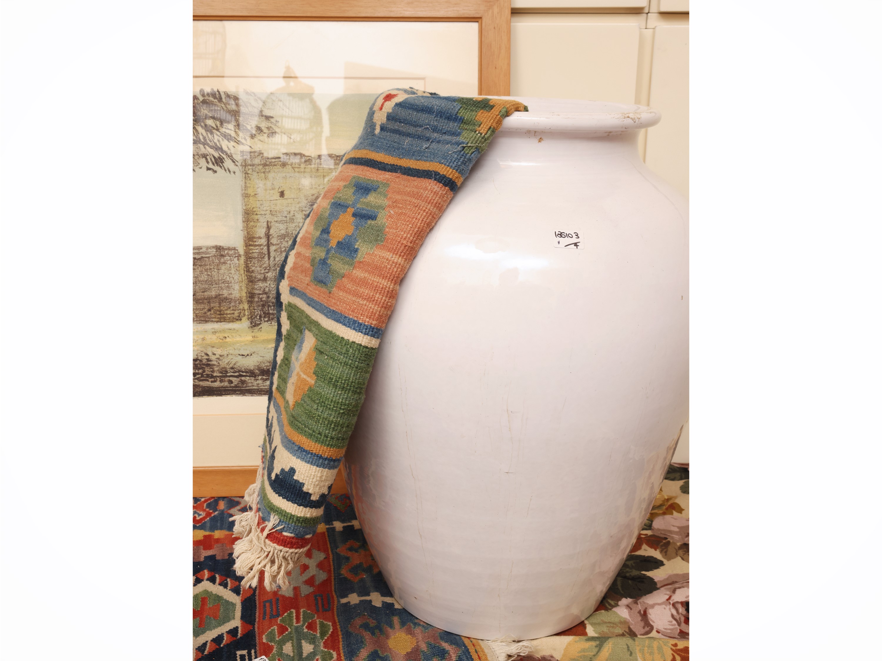 Orcetto in ceramica smaltata bianca e complementi decorativi vari