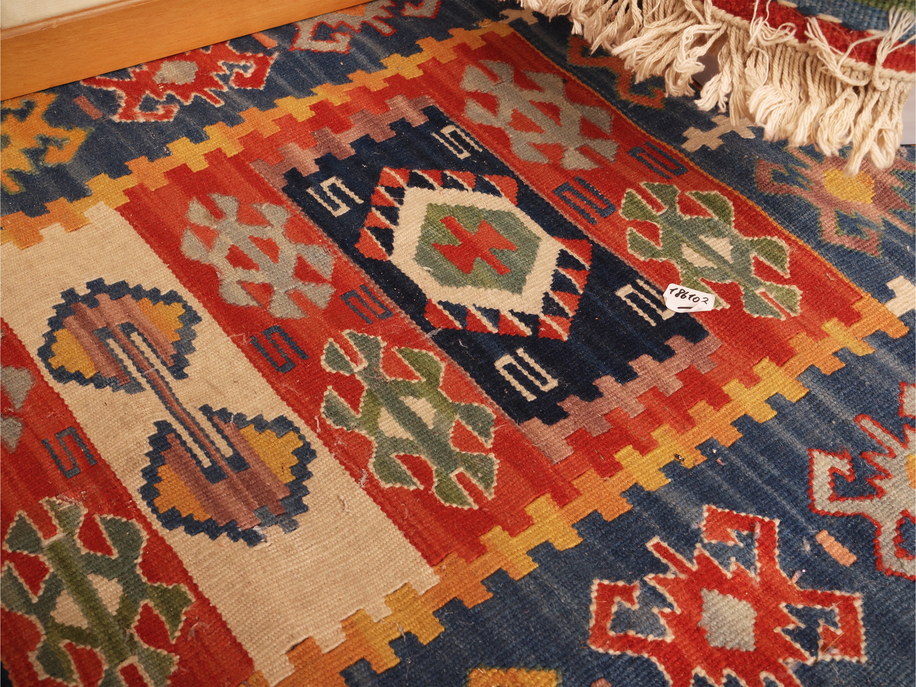 Orcetto in ceramica smaltata bianca e complementi decorativi vari