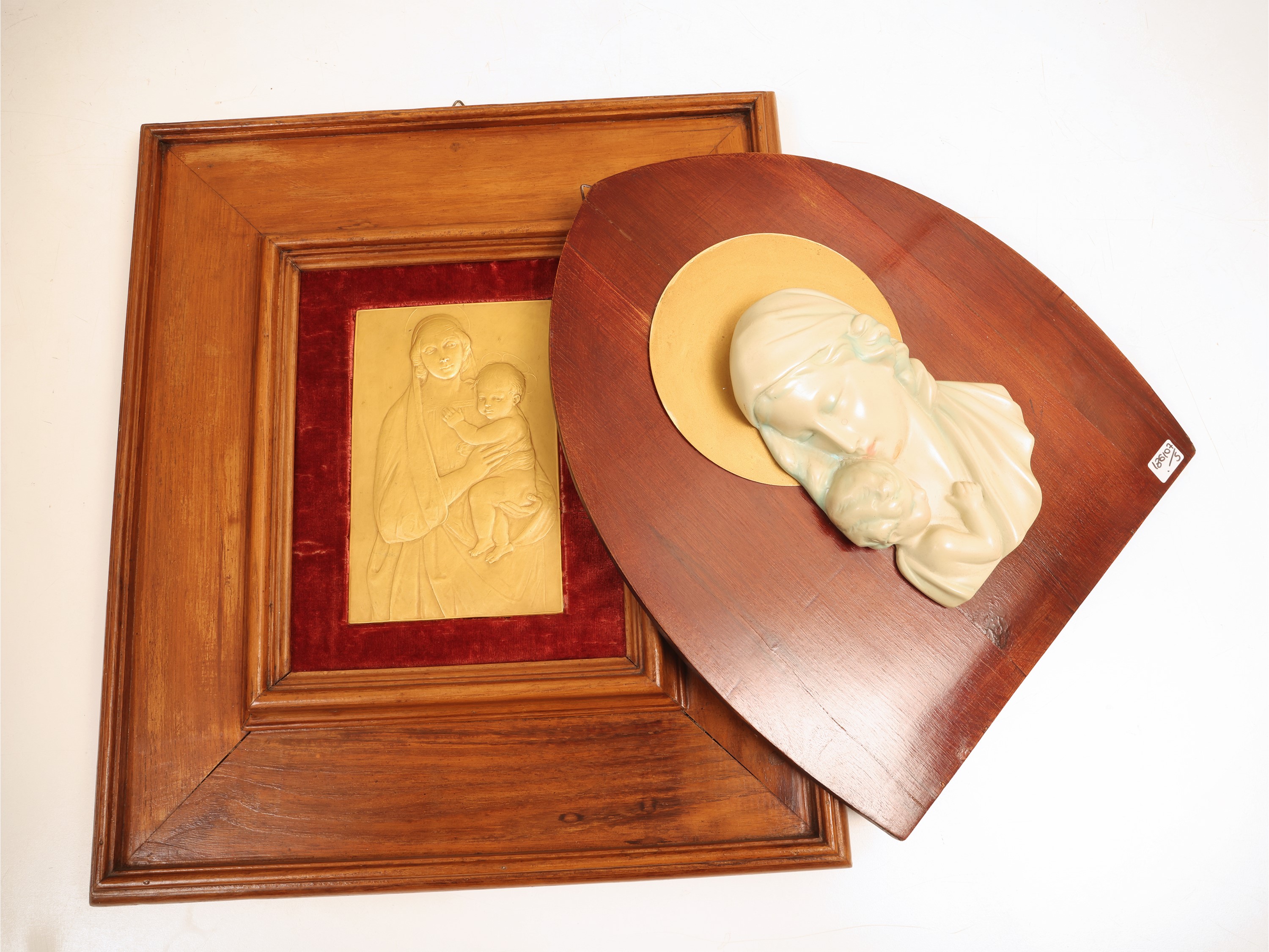 Lotto decorativo composto da dipinto, Madonna con Bambino e scultura in ceramica