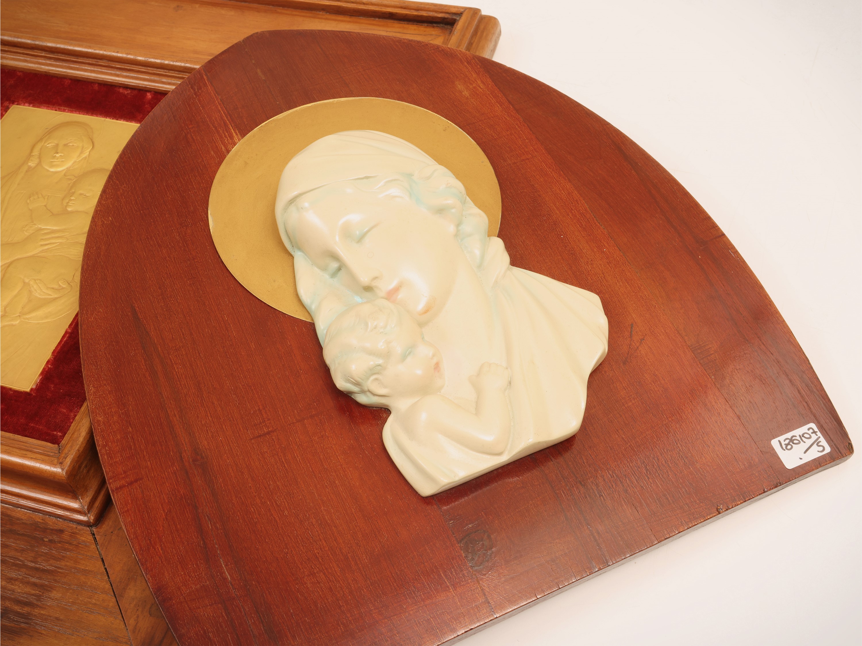 Lotto decorativo composto da dipinto, Madonna con Bambino e scultura in ceramica