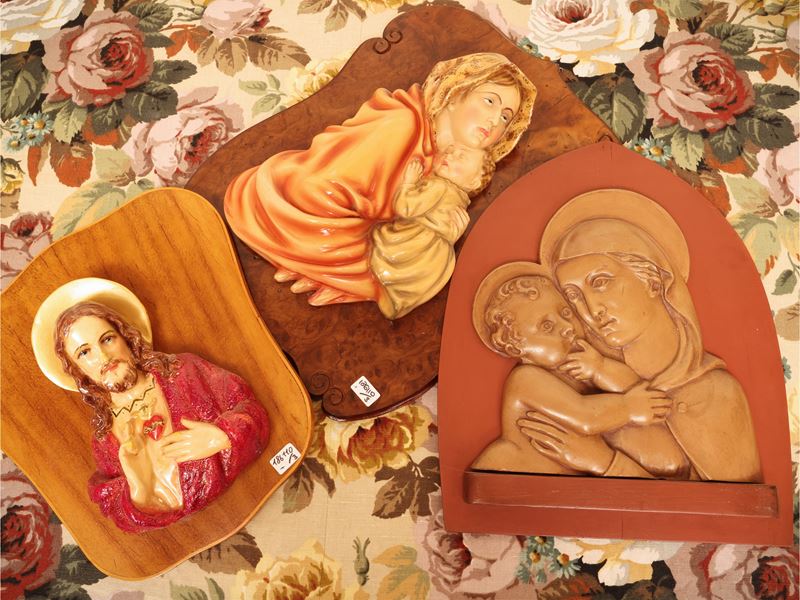 Accessori devozionali, tre placche lignee raffiguranti la Madonna con Bambino e Cristo Benedicent...