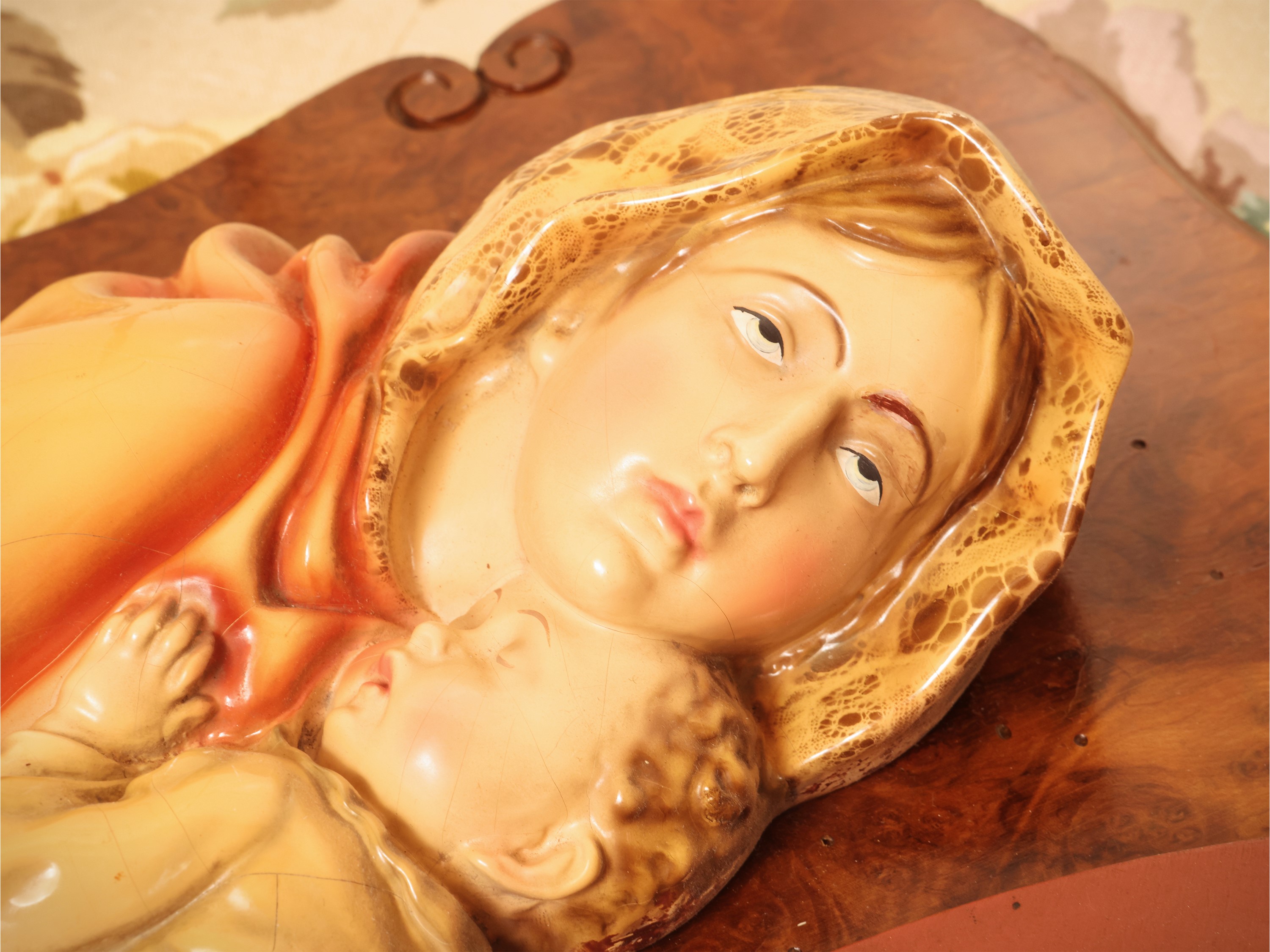 Accessori devozionali, tre placche lignee raffiguranti la Madonna con Bambino e Cristo Benedicent...