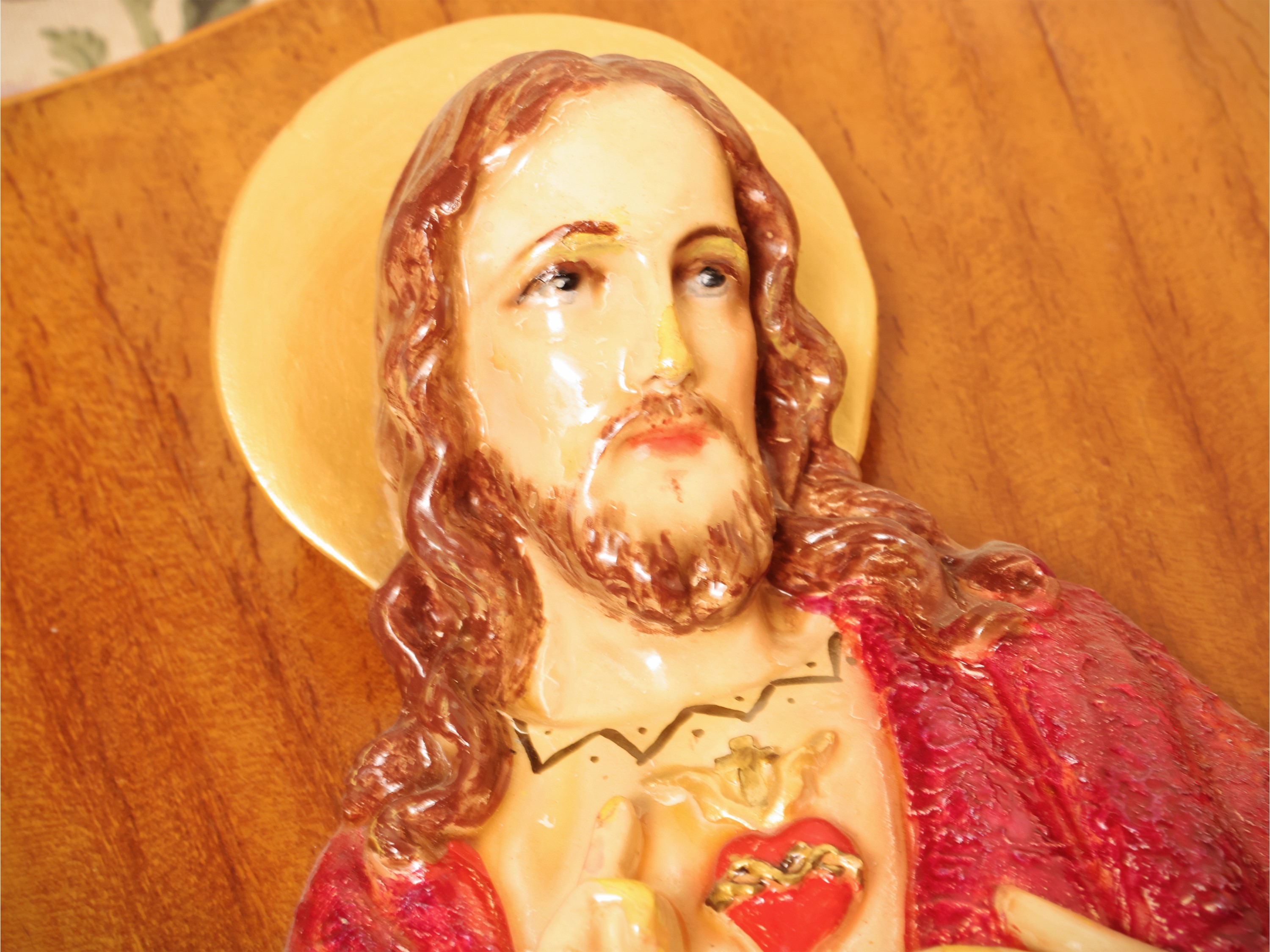 Accessori devozionali, tre placche lignee raffiguranti la Madonna con Bambino e Cristo Benedicent...