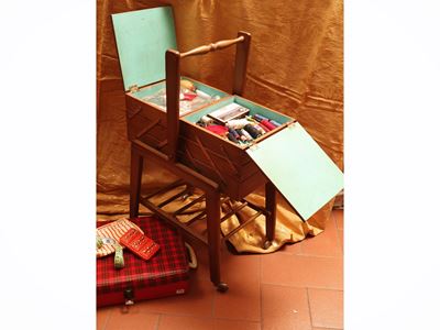 Set da cucito, tavolino portacucito con assortimento di accessori e strumenti