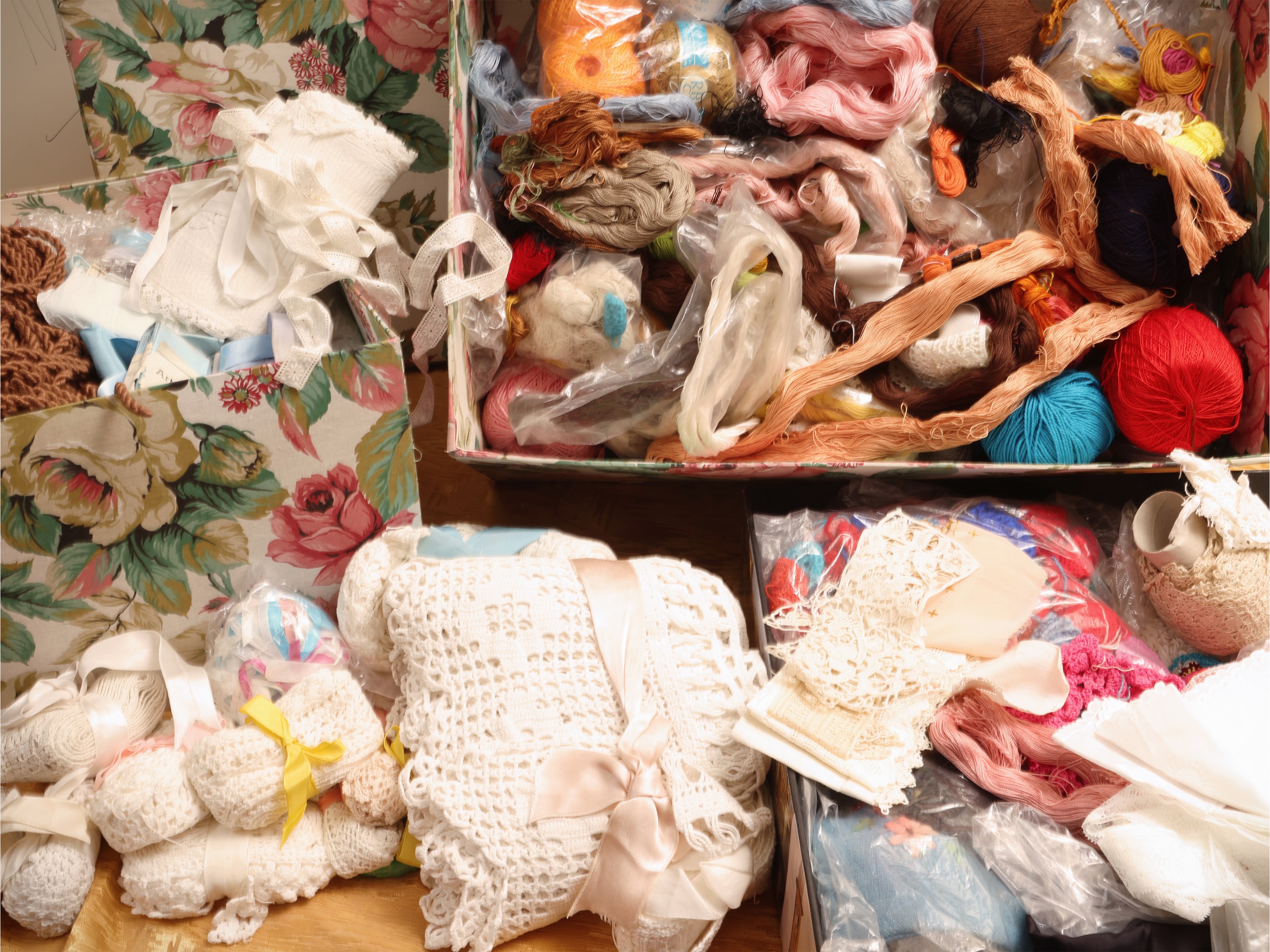 Grande assortimento di nastri, pizzi e ricami