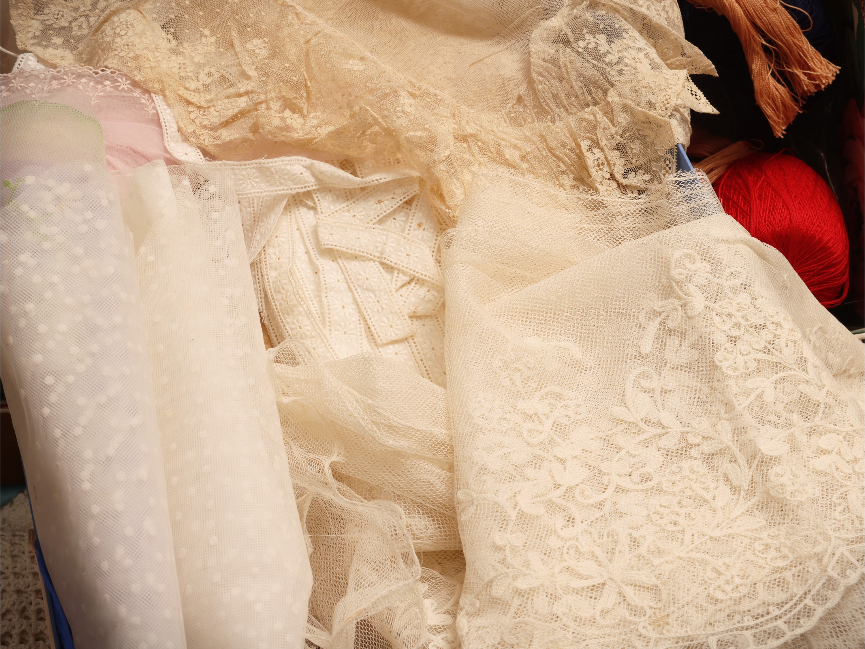 Grande assortimento di nastri, pizzi e ricami