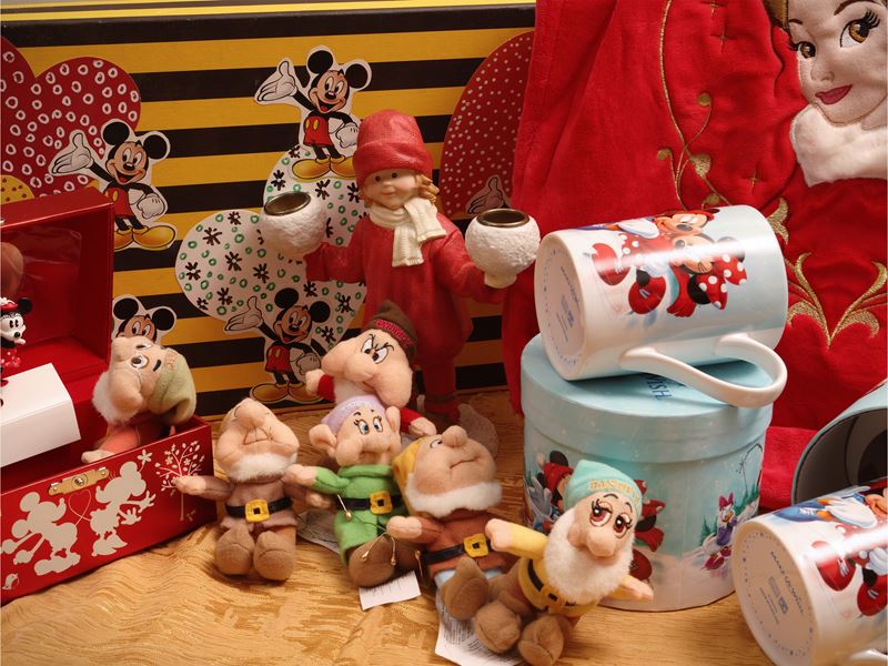 Collezione di accessori e curiosità Disney, composta da peluches dei Sette Nani, carillon, tazza ...
