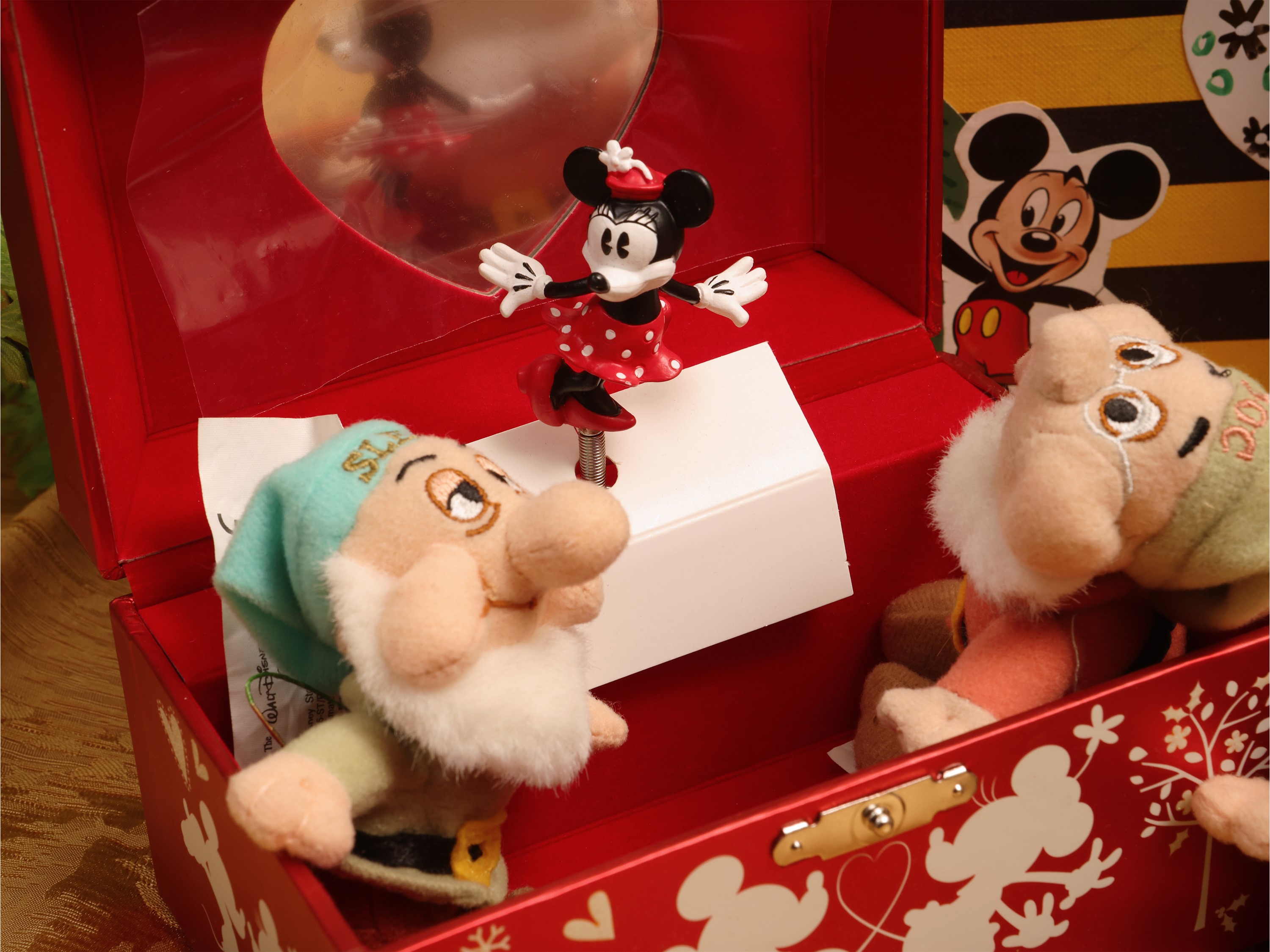 Collezione di accessori e curiosità Disney, composta da peluches dei Sette Nani, carillon, tazza ...