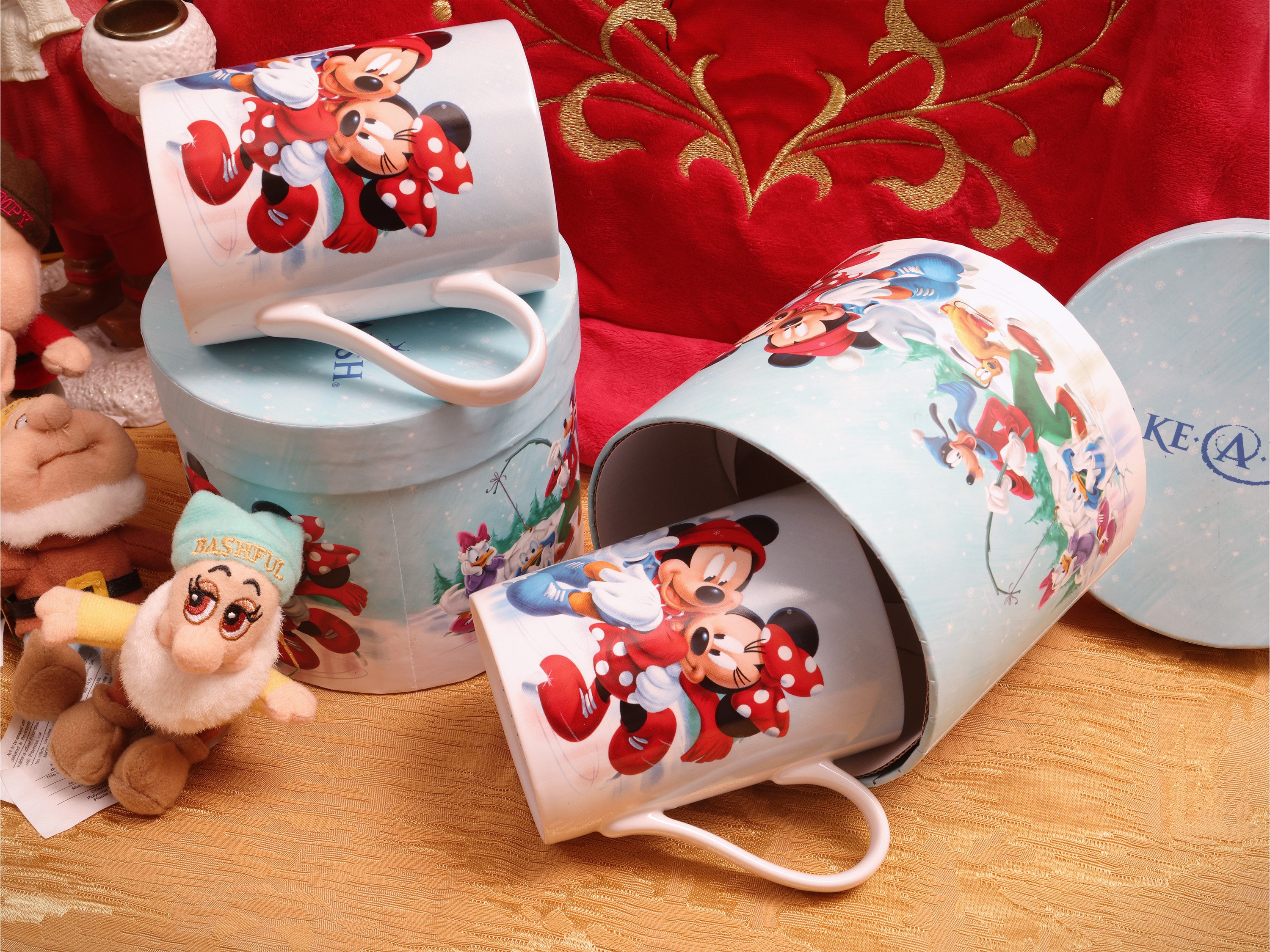 Collezione di accessori e curiosità Disney, composta da peluches dei Sette Nani, carillon, tazza ...