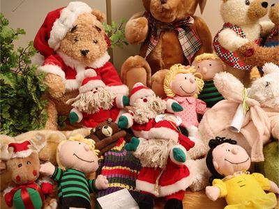 Assortimento di peluches, pupazzi e plaid a forma di papero per bambini