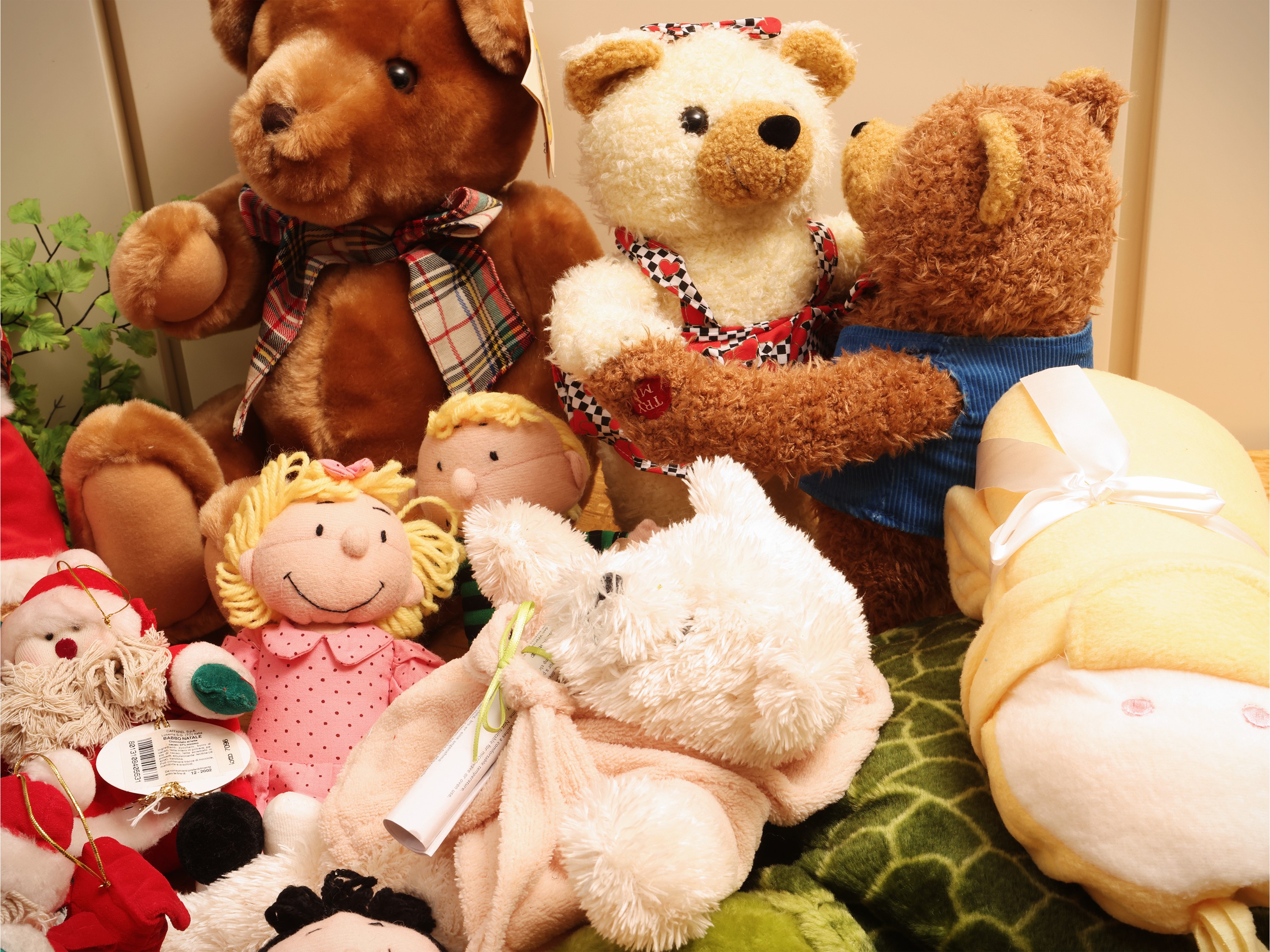 Assortimento di peluches, pupazzi e plaid a forma di papero per bambini