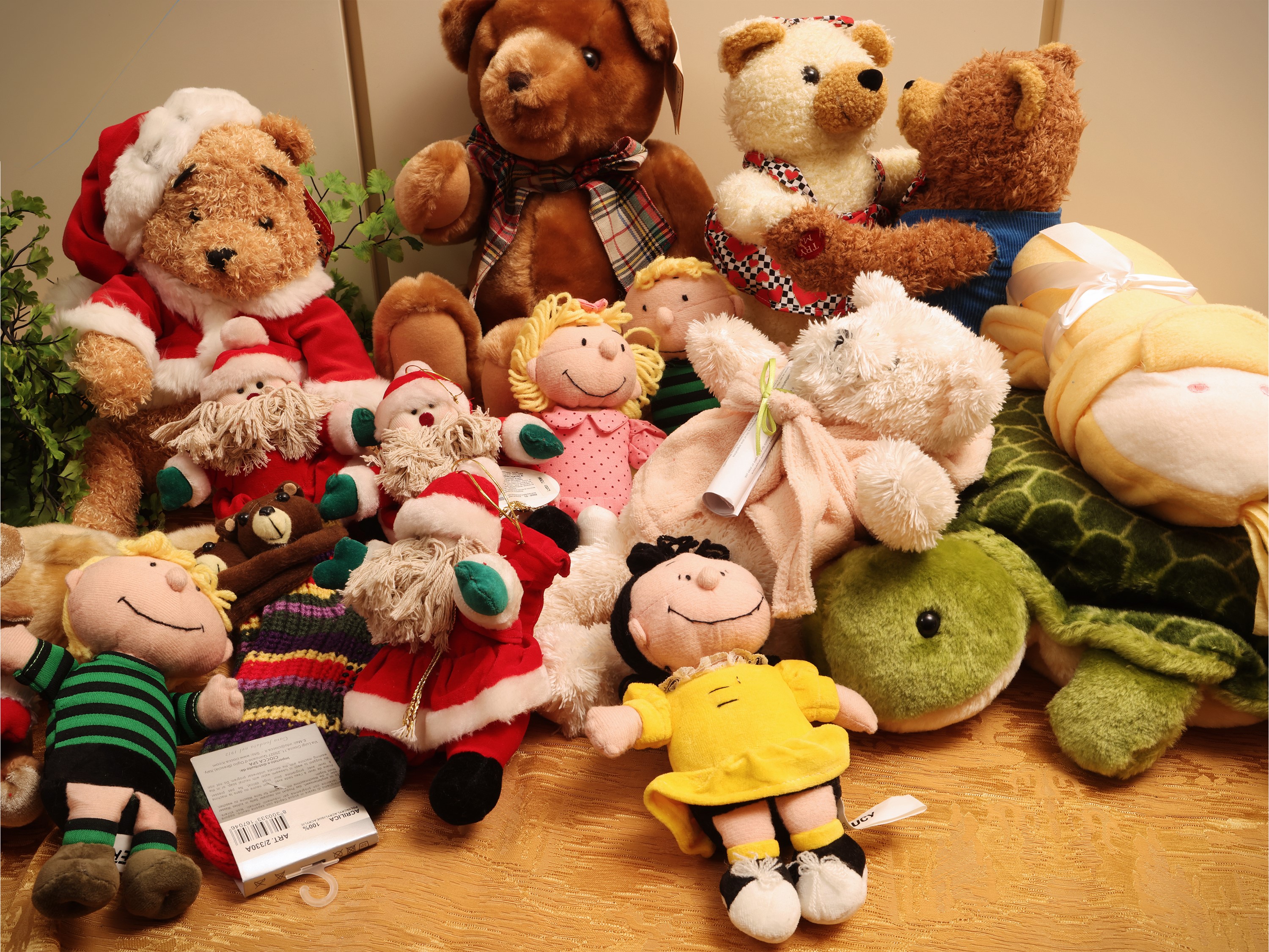 Assortimento di peluches, pupazzi e plaid a forma di papero per bambini