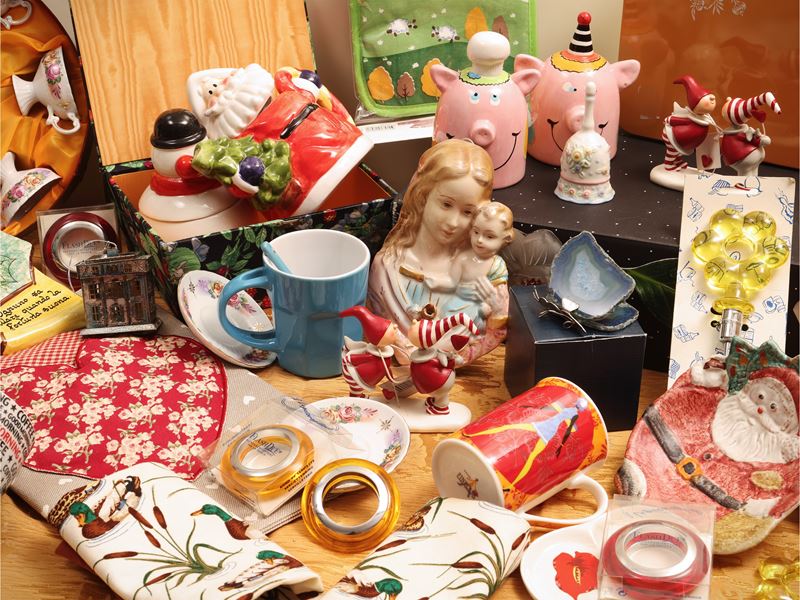 Miscellanea di accessori decorativi per la cucina