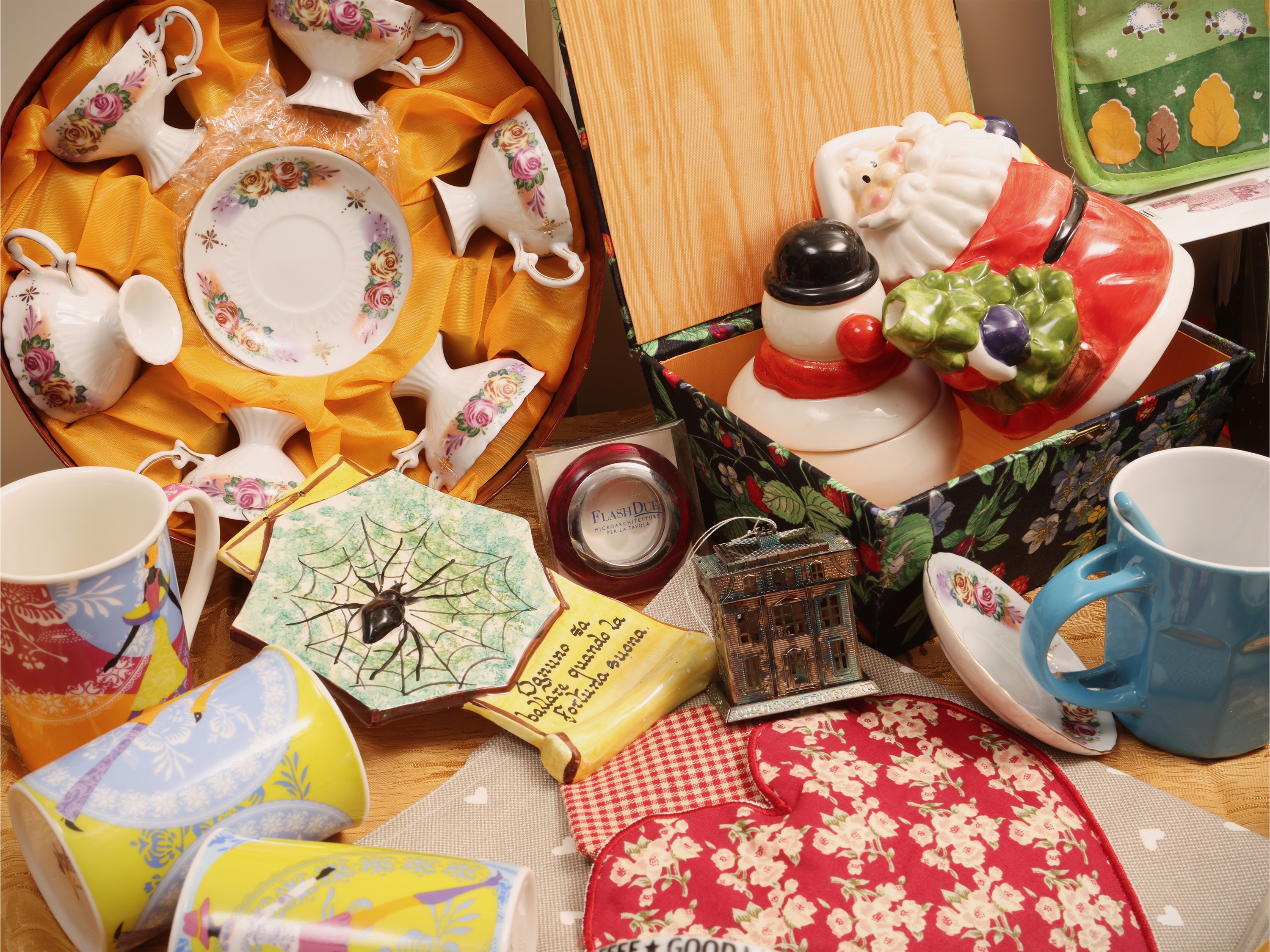 Miscellanea di accessori decorativi per la cucina