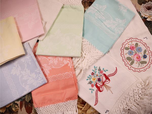 Assortimento di asciugamani in lino  - Asta Stravaganze fiorentine: tra fiaba e collezionismo - Maison Bibelot - Casa d'Aste Firenze - Milano
