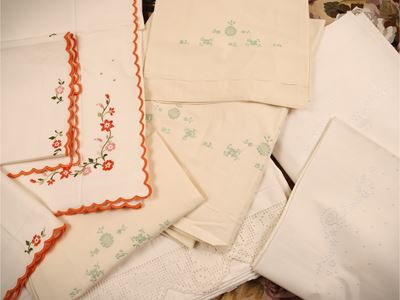 Set di lenzuola in lino e cotone con ricami floreali, tre pezzi