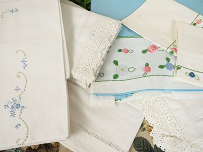 Set di tre lenzuola matrimoniali in lino, includente ricami e bordure lavorate