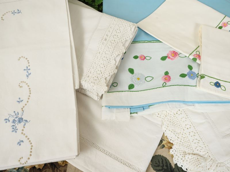 Set di tre lenzuola matrimoniali in lino, includente ricami e bordure lavorate