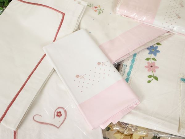 Assortimento di biancheria ricamata per letto matrimoniale