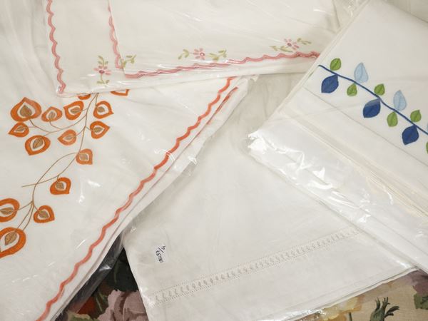Biancheria ricamata per letto matrimoniale