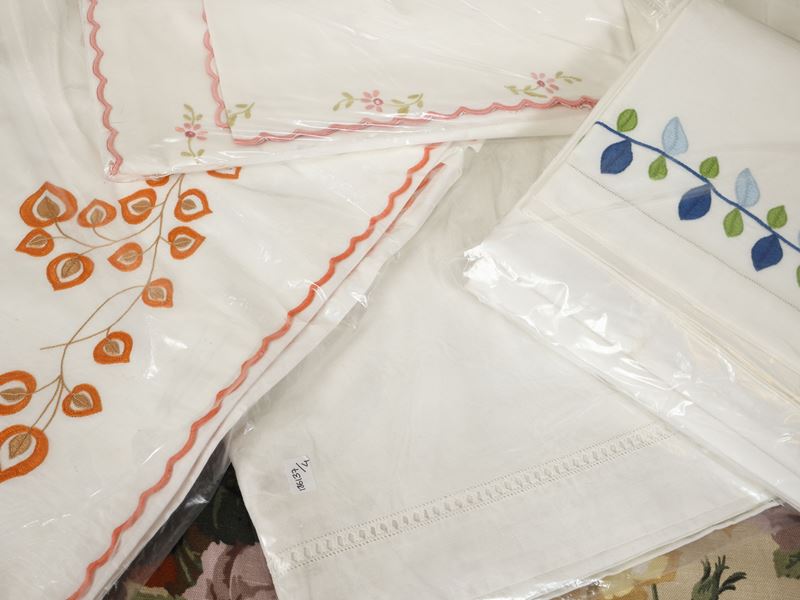 Biancheria matrimoniale ricamata in lino e cotone