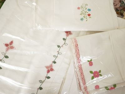 Assortimento di lenzuola in lino e cotone per letto matrimoniale, set ricamati