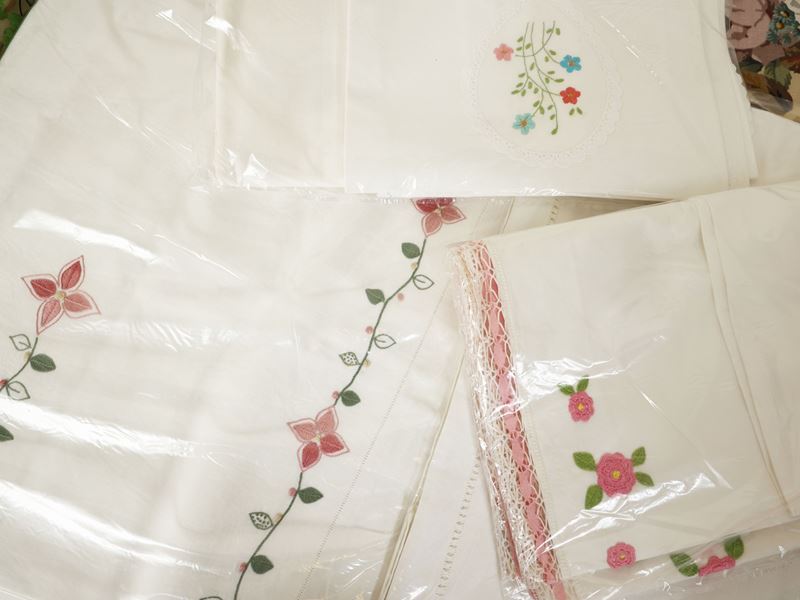 Assortimento di lenzuola in lino e cotone per letto matrimoniale, set ricamati