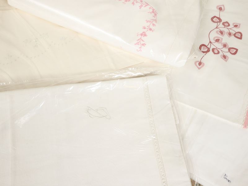 Set di lenzuola matrimoniali ricamate in lino e misto lino, tre pezzi