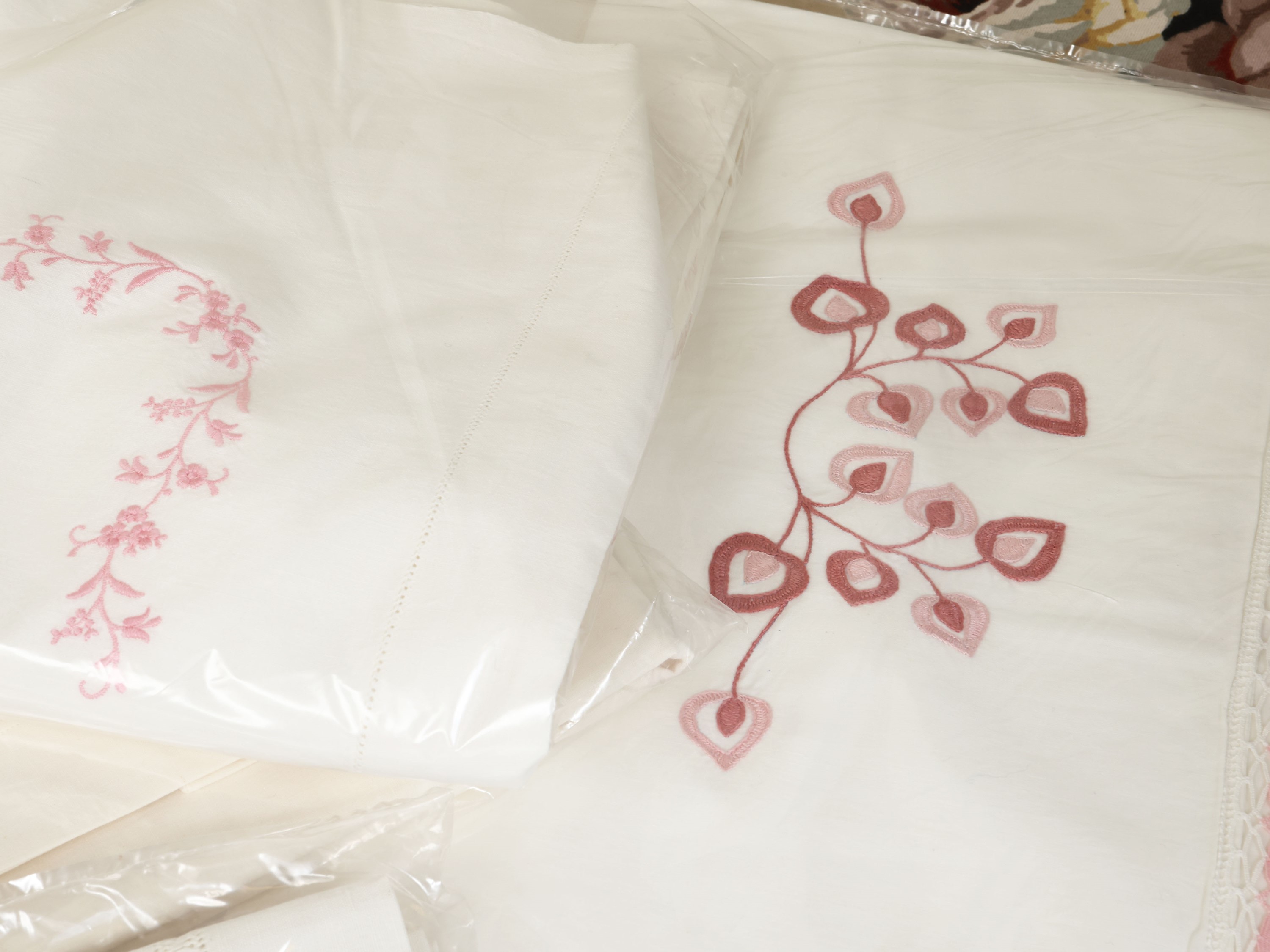 Set di lenzuola matrimoniali ricamate in lino e misto lino, tre pezzi