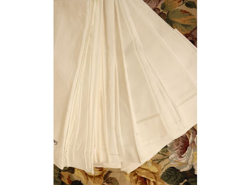 Grande lotto di federe in lino e cotone bianco