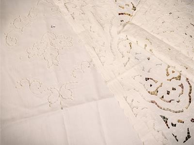 Assortimento di tende ricamate, coppie di tende con tralci floreali e frange