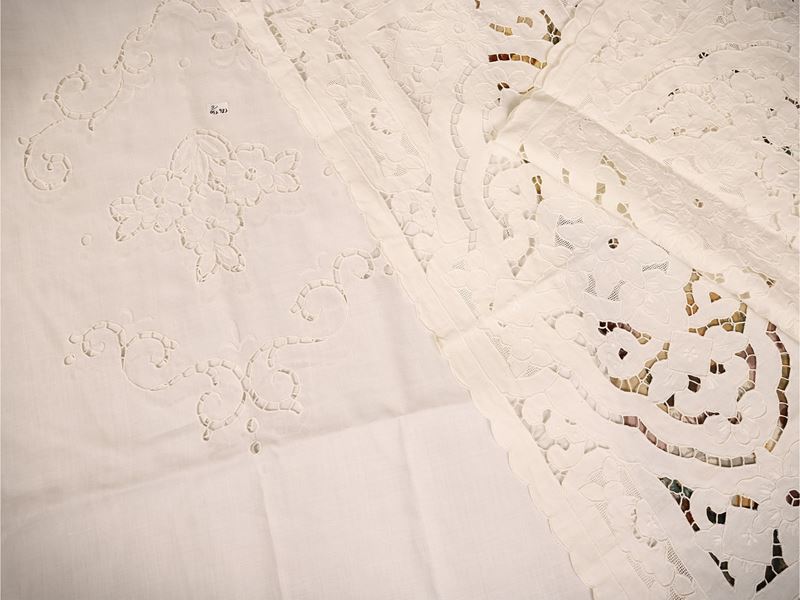 Assortimento di tende ricamate, coppie di tende con tralci floreali e frange