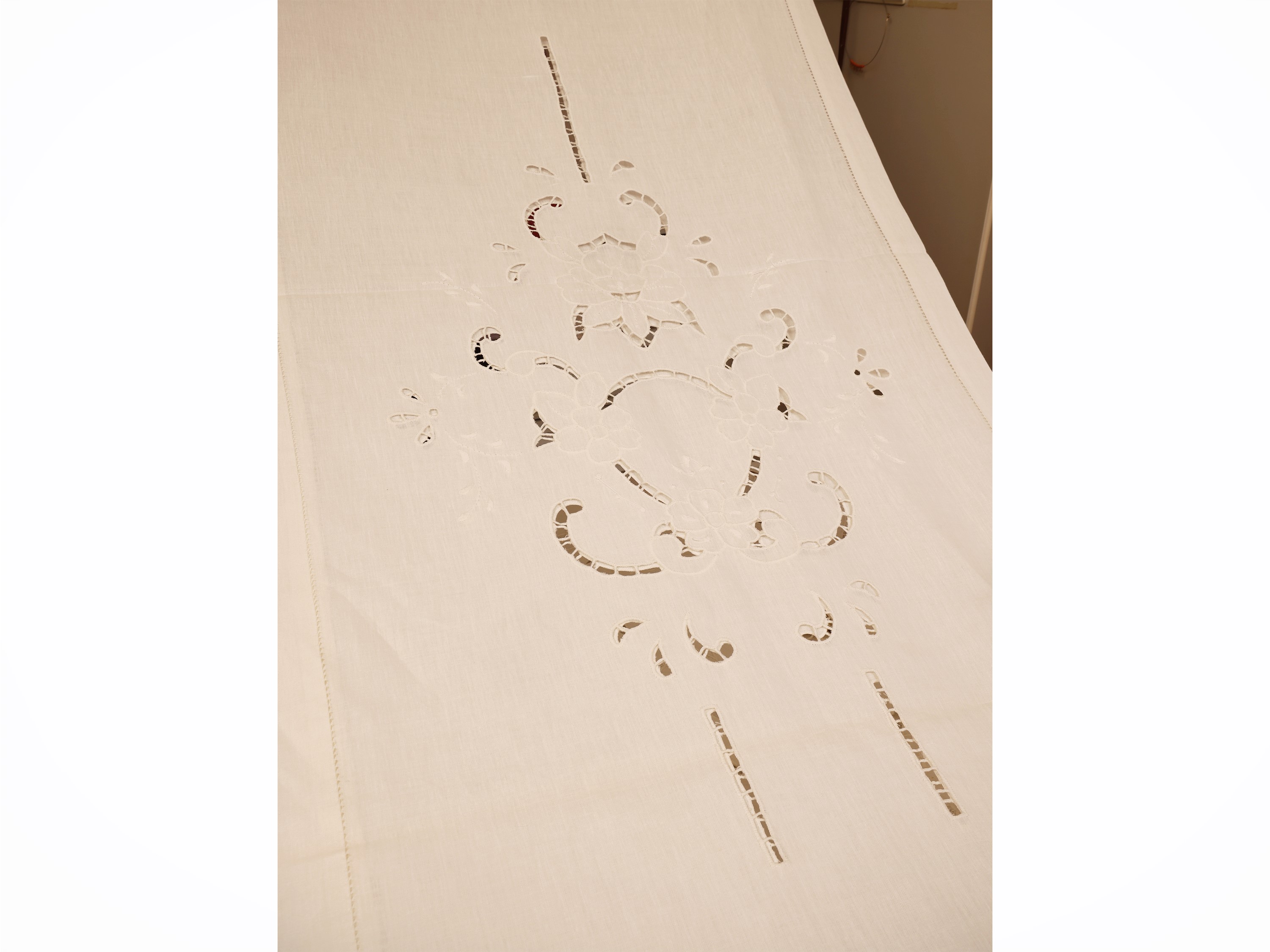 Assortimento di tende ricamate, coppie di tende con tralci floreali e frange