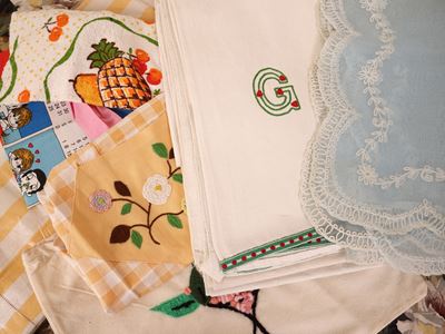 Fantasia di biancheria da cucina, assortimento di canovacci e grembiuli