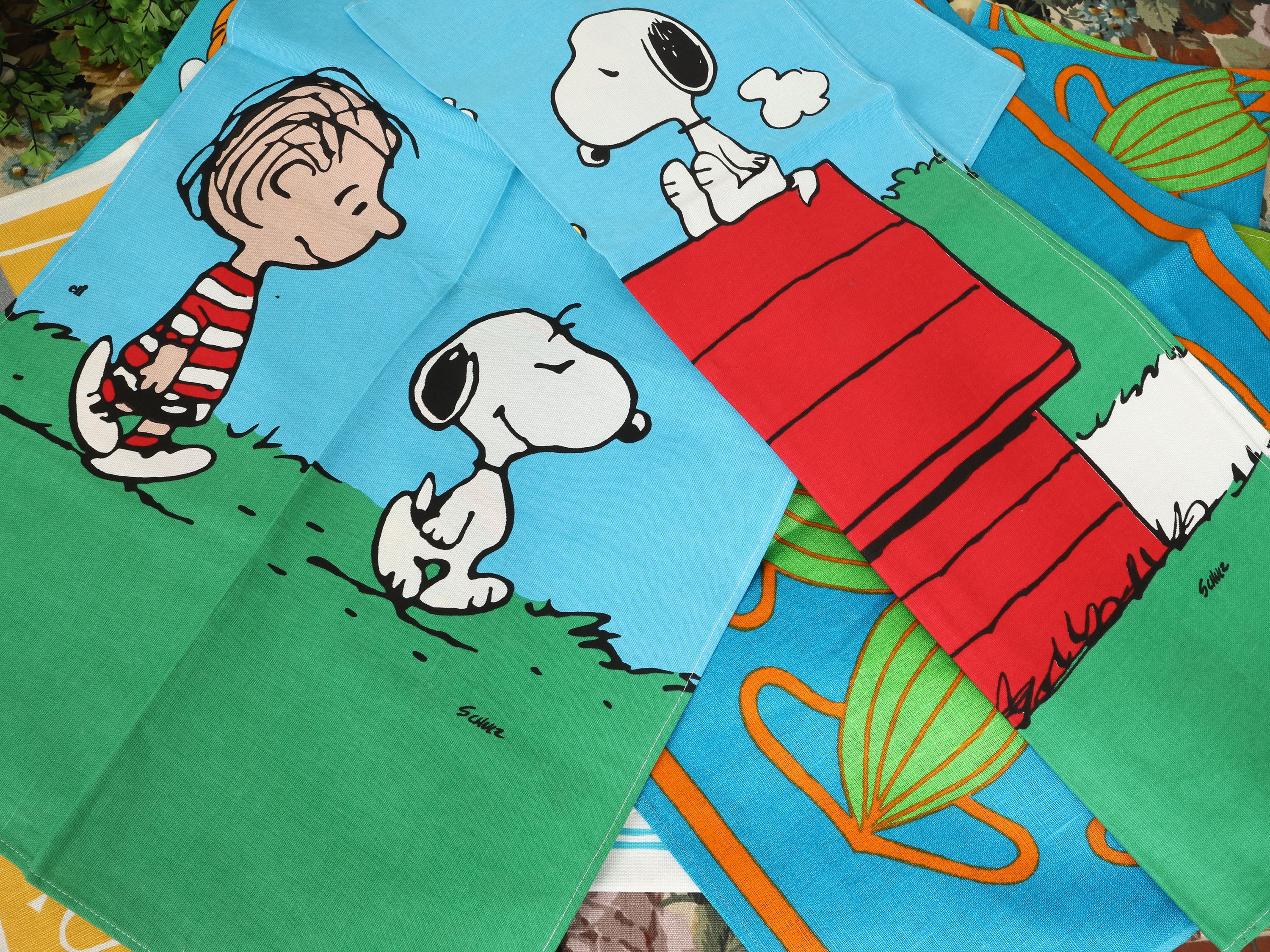 Set di 14 canovacci con motivi, inclusi anni Settanta e Snoopy