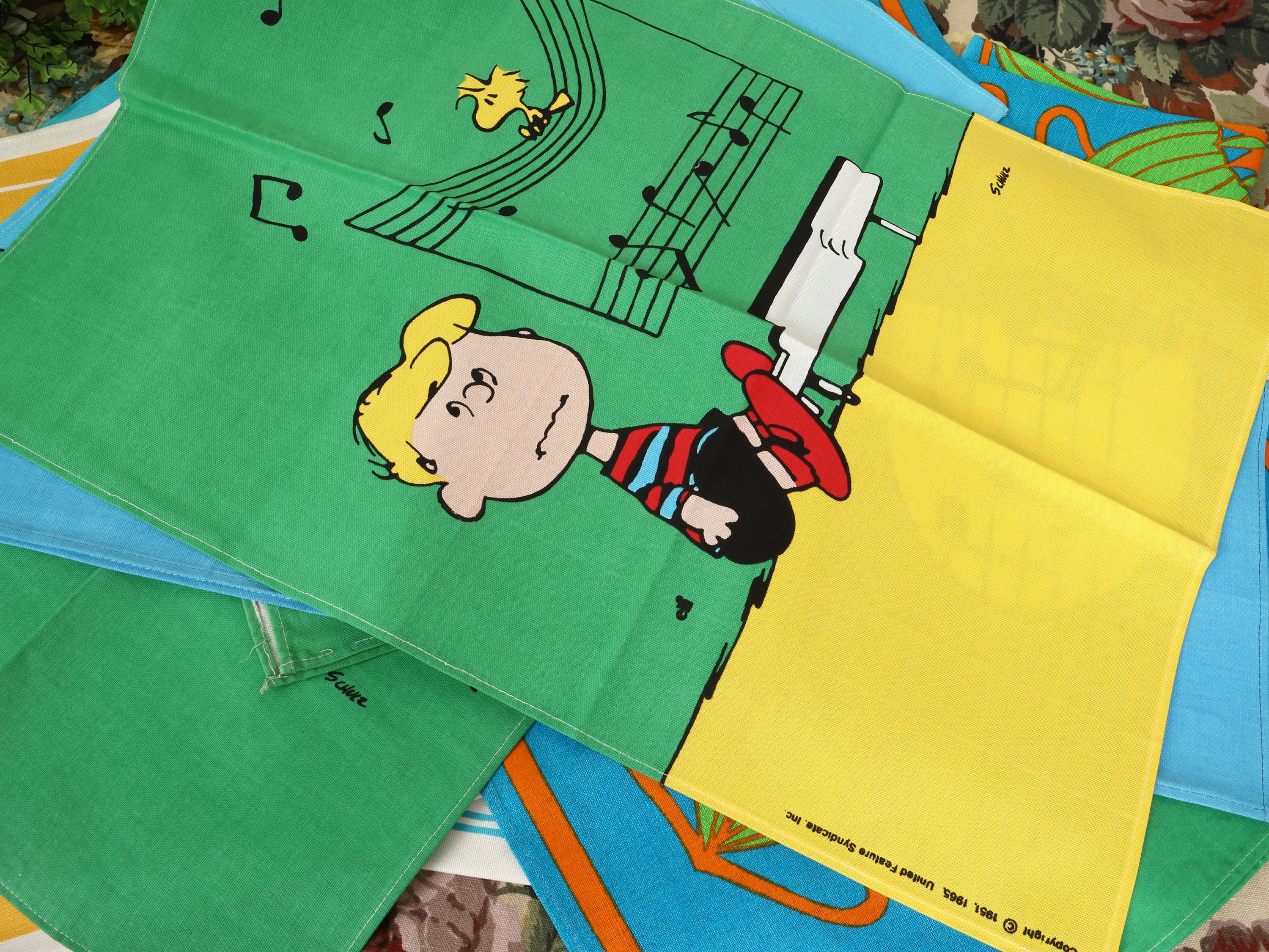 Set di 14 canovacci con motivi, inclusi anni Settanta e Snoopy