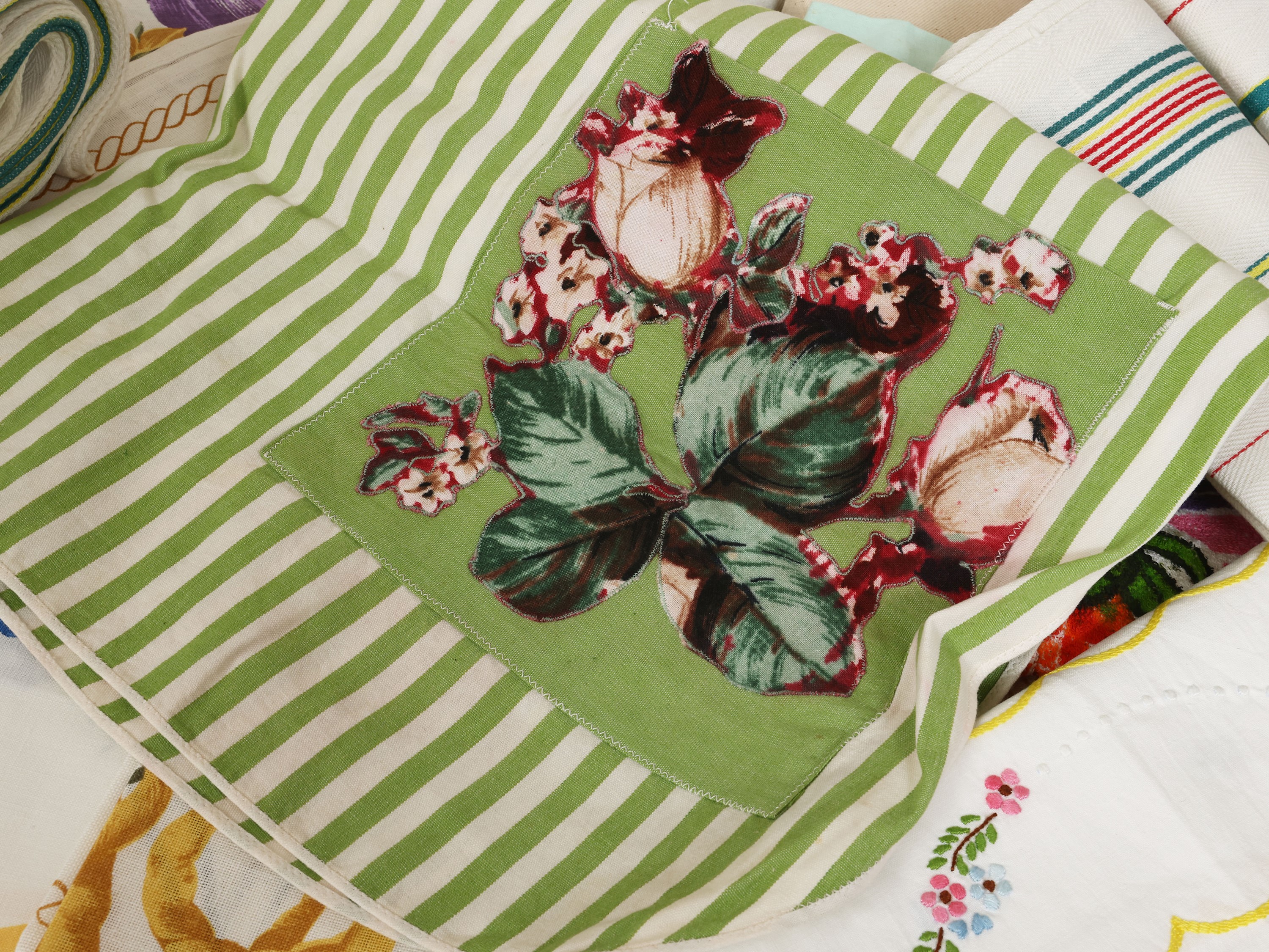 Biancheria da cucina, assortimento di canovacci fantasia e grembiuli