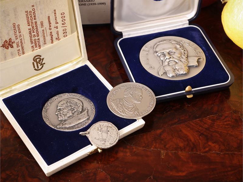Quattro medaglie commemorative in argento, in cofanetti originali