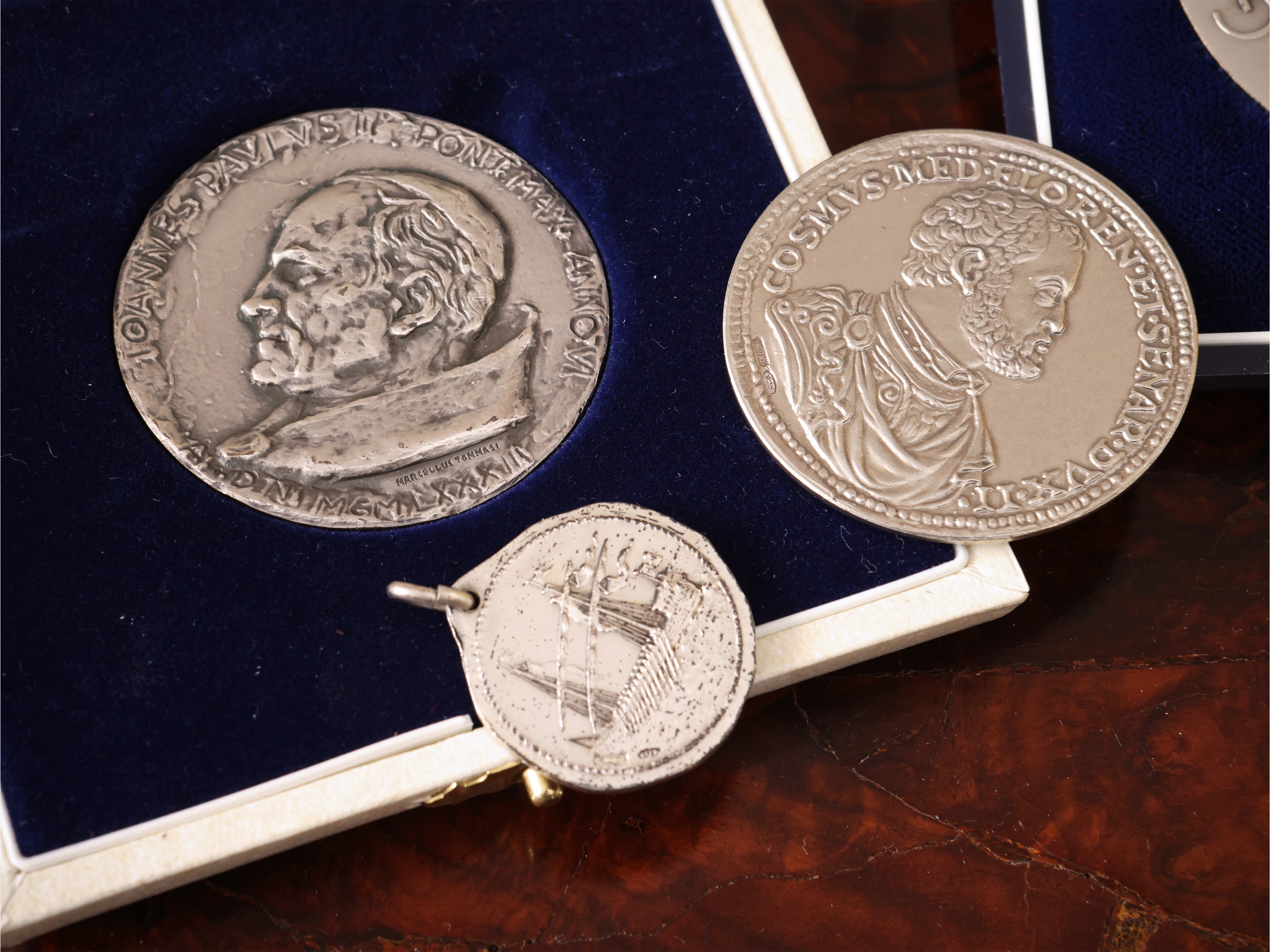 Quattro medaglie commemorative in argento, in cofanetti originali