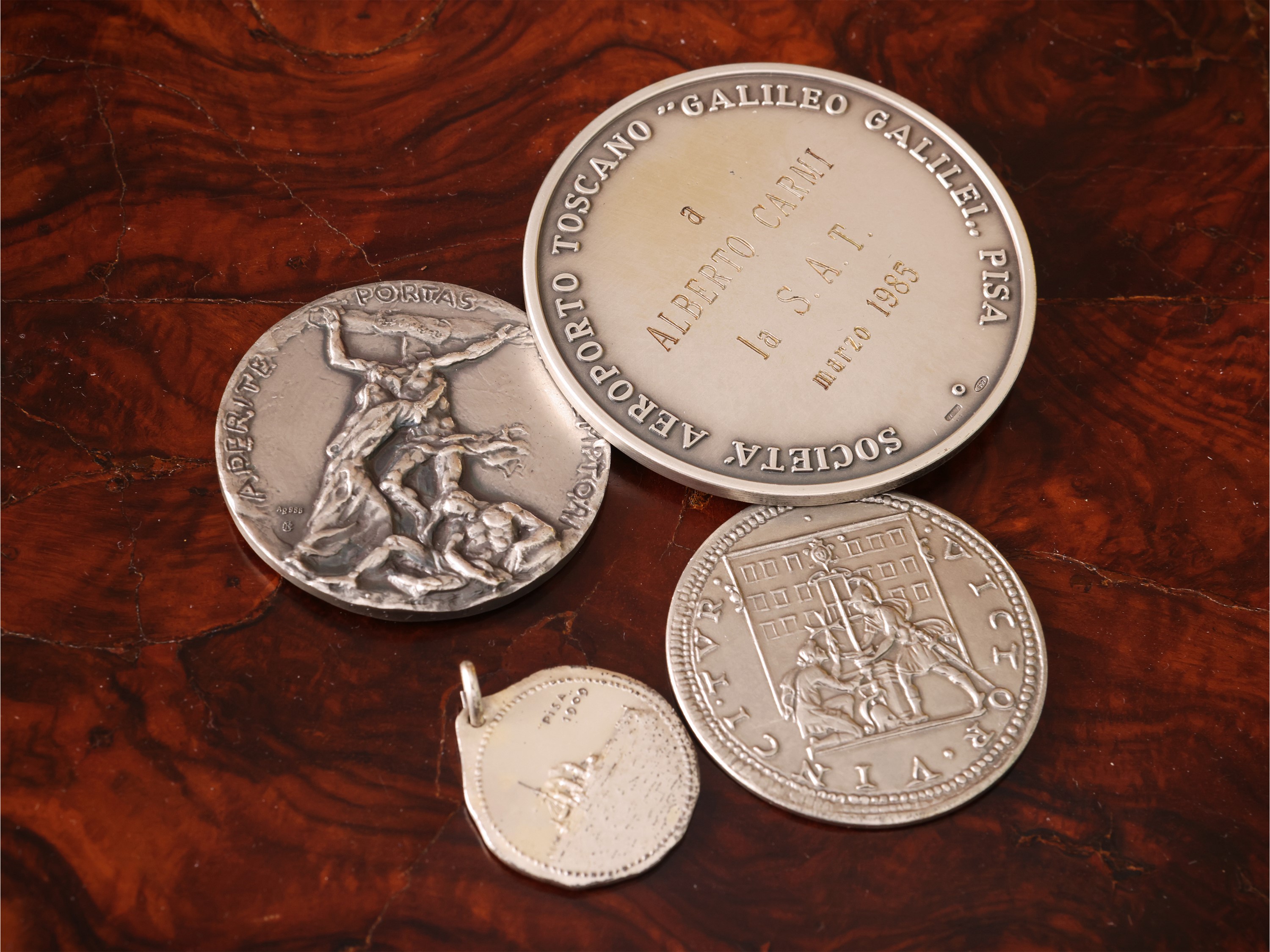 Quattro medaglie commemorative in argento, in cofanetti originali