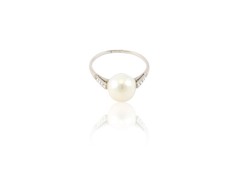 Anello in oro bianco e perla bianca