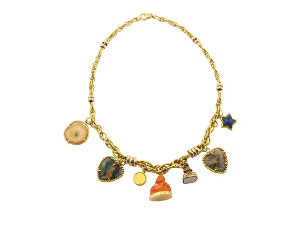 Collana in oro giallo con charmes