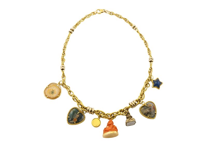 Collana in oro giallo con charmes